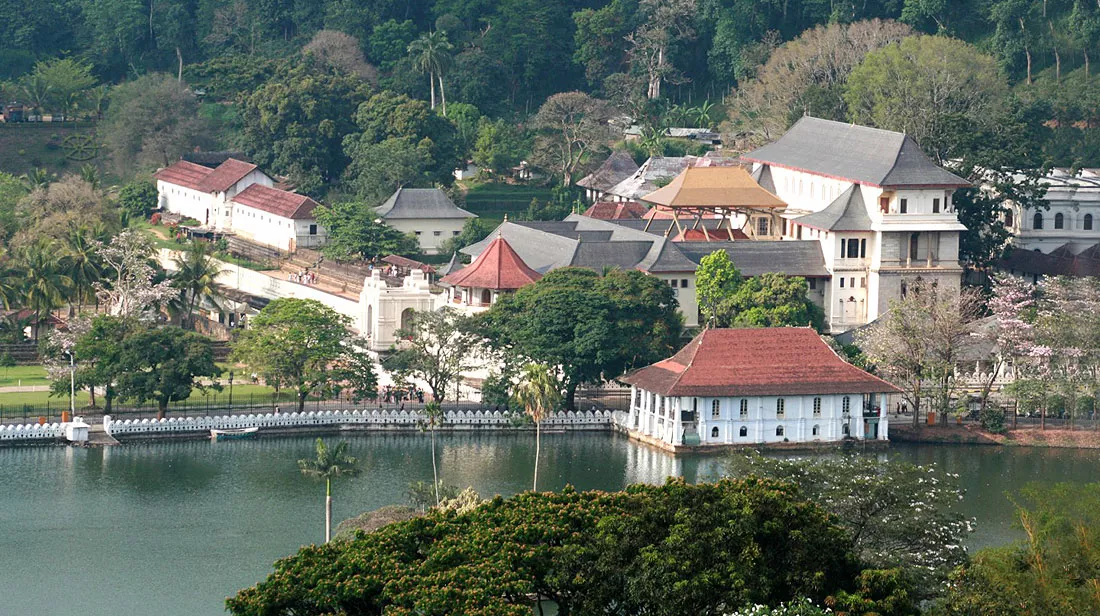 kandy-maligawa-and-tank