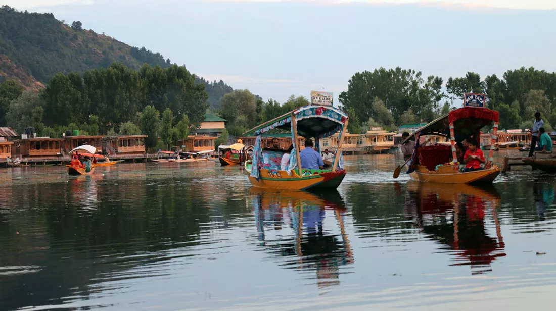 shikara-at-dal-lake-shimla