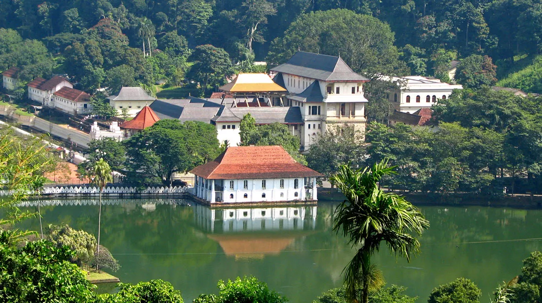 kandy-maligawa-and-tank