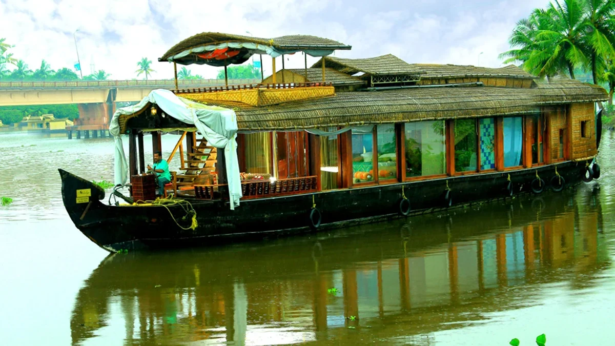 Lakes and Lagoon Houseboat