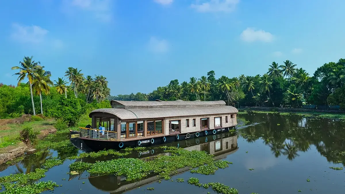 Blue Jelly Luxury Houseboat